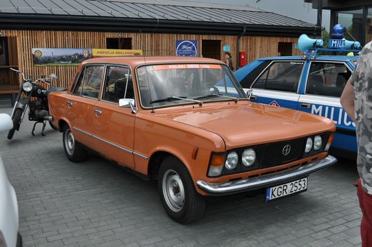 samochody i motocykle i ich kierowcy biorący udział w zlocie samochodowym