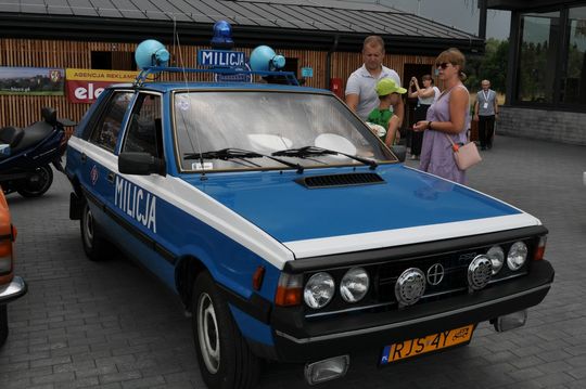 samochody i motocykle i ich kierowcy biorący udział w zlocie samochodowym