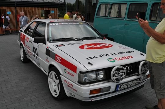 samochody i motocykle i ich kierowcy biorący udział w zlocie samochodowym