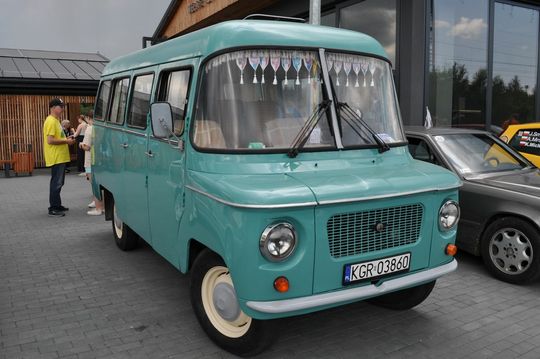 samochody i motocykle i ich kierowcy biorący udział w zlocie samochodowym