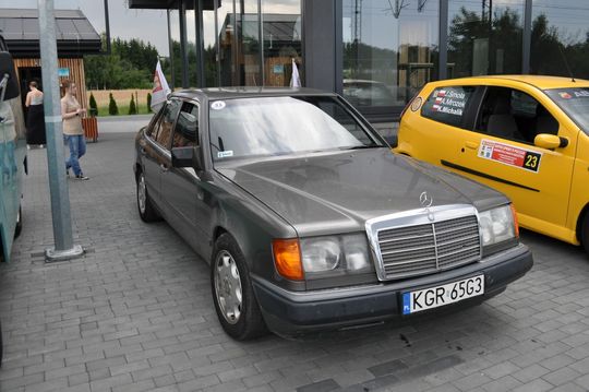 samochody i motocykle i ich kierowcy biorący udział w zlocie samochodowym