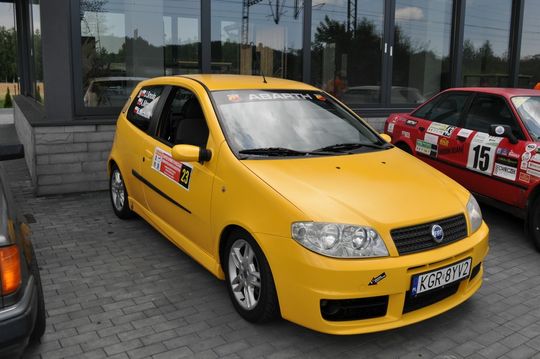 samochody i motocykle i ich kierowcy biorący udział w zlocie samochodowym