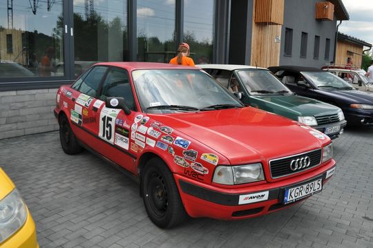 samochody i motocykle i ich kierowcy biorący udział w zlocie samochodowym