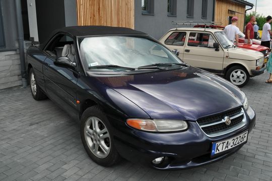 samochody i motocykle i ich kierowcy biorący udział w zlocie samochodowym