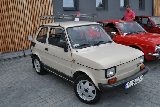 samochody i motocykle i ich kierowcy biorący udział w zlocie samochodowym