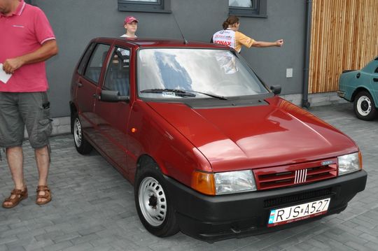 samochody i motocykle i ich kierowcy biorący udział w zlocie samochodowym