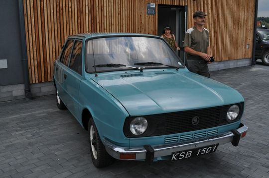 samochody i motocykle i ich kierowcy biorący udział w zlocie samochodowym