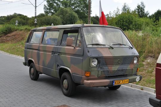 samochody i motocykle i ich kierowcy biorący udział w zlocie samochodowym