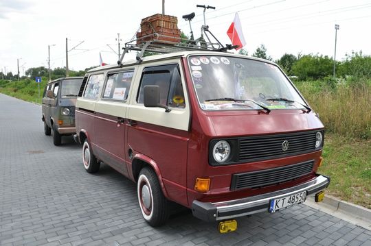 samochody i motocykle i ich kierowcy biorący udział w zlocie samochodowym