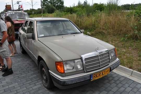 samochody i motocykle i ich kierowcy biorący udział w zlocie samochodowym