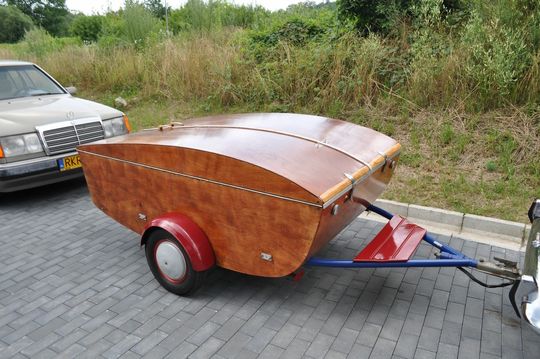 samochody i motocykle i ich kierowcy biorący udział w zlocie samochodowym