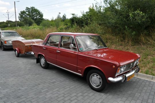 samochody i motocykle i ich kierowcy biorący udział w zlocie samochodowym