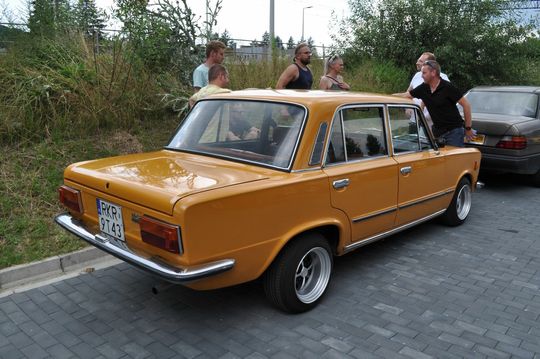 samochody i motocykle i ich kierowcy biorący udział w zlocie samochodowym