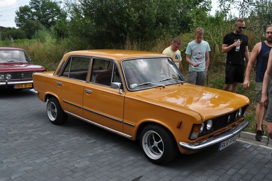 samochody i motocykle i ich kierowcy biorący udział w zlocie samochodowym