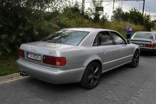 samochody i motocykle i ich kierowcy biorący udział w zlocie samochodowym