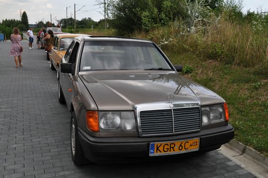 samochody i motocykle i ich kierowcy biorący udział w zlocie samochodowym