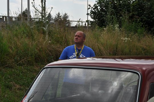 samochody i motocykle i ich kierowcy biorący udział w zlocie samochodowym