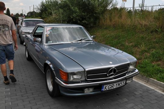 samochody i motocykle i ich kierowcy biorący udział w zlocie samochodowym