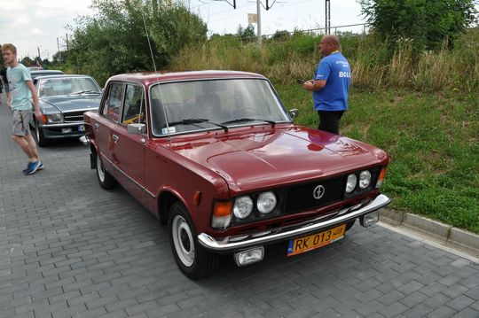 samochody i motocykle i ich kierowcy biorący udział w zlocie samochodowym