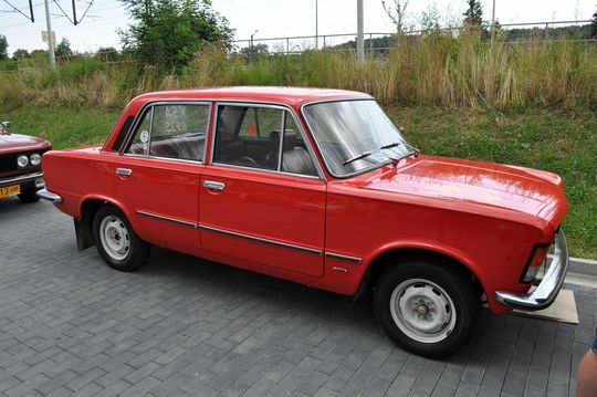 samochody i motocykle i ich kierowcy biorący udział w zlocie samochodowym