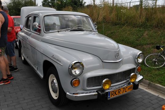 samochody i motocykle i ich kierowcy biorący udział w zlocie samochodowym