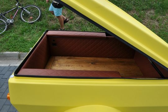 samochody i motocykle i ich kierowcy biorący udział w zlocie samochodowym