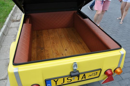 samochody i motocykle i ich kierowcy biorący udział w zlocie samochodowym