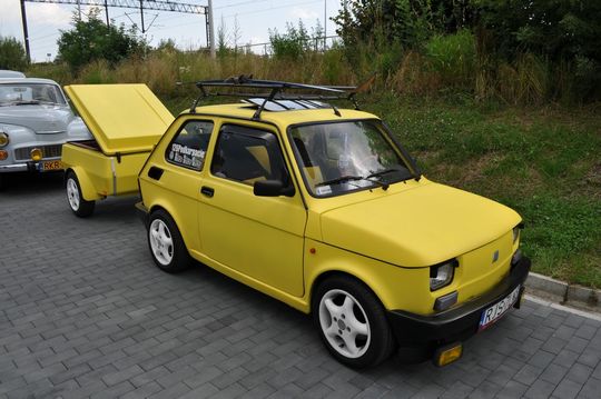 samochody i motocykle i ich kierowcy biorący udział w zlocie samochodowym