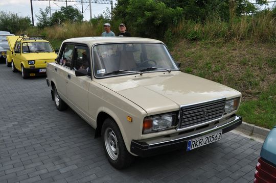 samochody i motocykle i ich kierowcy biorący udział w zlocie samochodowym