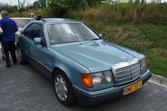 samochody i motocykle i ich kierowcy biorący udział w zlocie samochodowym