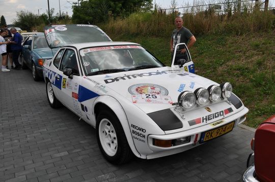 samochody i motocykle i ich kierowcy biorący udział w zlocie samochodowym