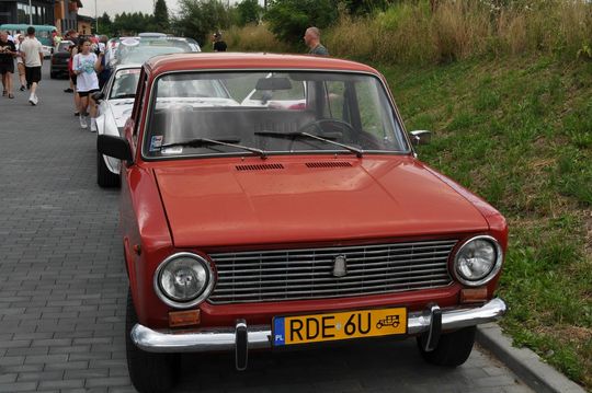 samochody i motocykle i ich kierowcy biorący udział w zlocie samochodowym