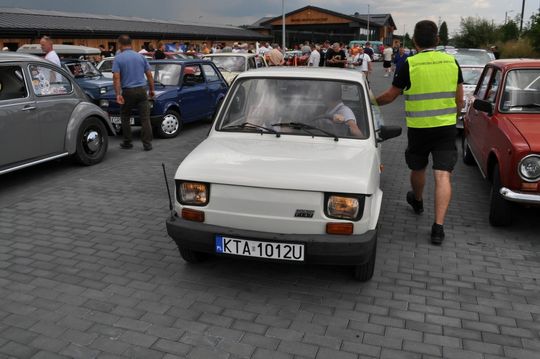 samochody i motocykle i ich kierowcy biorący udział w zlocie samochodowym