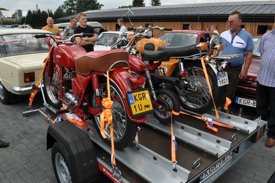 samochody i motocykle i ich kierowcy biorący udział w zlocie samochodowym