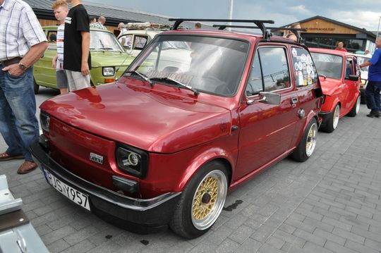 samochody i motocykle i ich kierowcy biorący udział w zlocie samochodowym