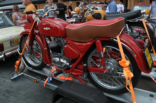 samochody i motocykle i ich kierowcy biorący udział w zlocie samochodowym