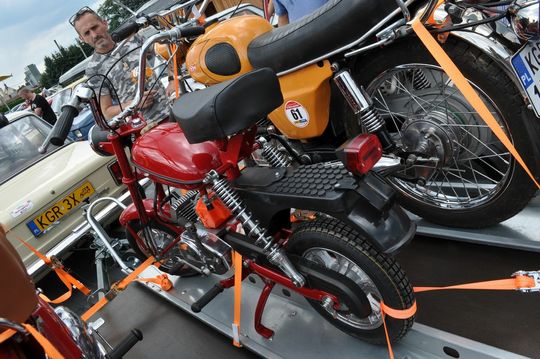 samochody i motocykle i ich kierowcy biorący udział w zlocie samochodowym