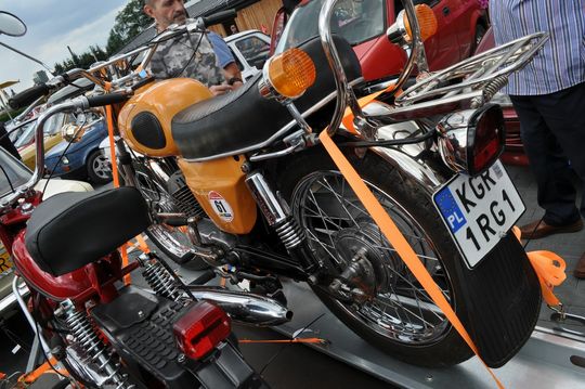 samochody i motocykle i ich kierowcy biorący udział w zlocie samochodowym