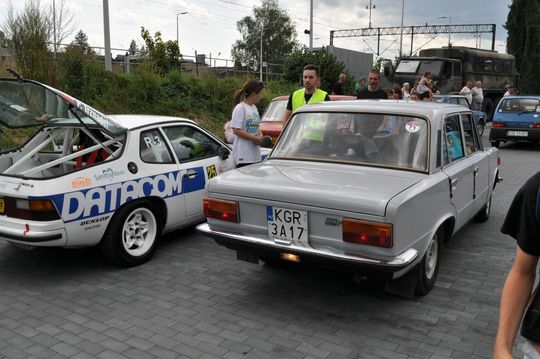 samochody i motocykle i ich kierowcy biorący udział w zlocie samochodowym