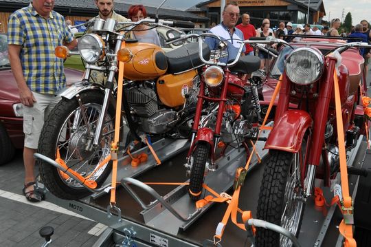 samochody i motocykle i ich kierowcy biorący udział w zlocie samochodowym