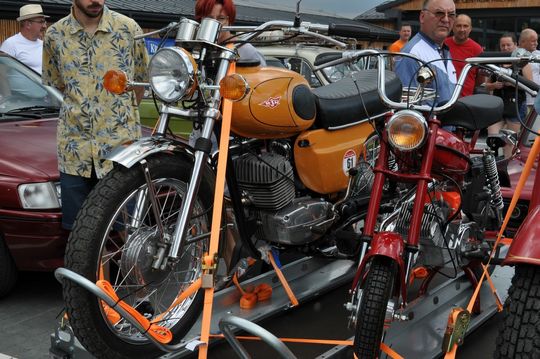 samochody i motocykle i ich kierowcy biorący udział w zlocie samochodowym