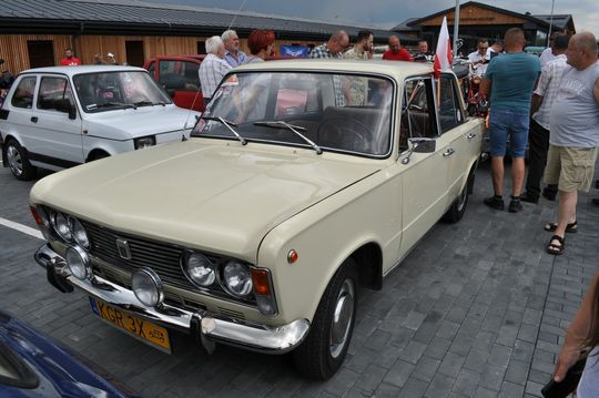 samochody i motocykle i ich kierowcy biorący udział w zlocie samochodowym