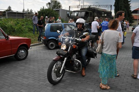 samochody i motocykle i ich kierowcy biorący udział w zlocie samochodowym