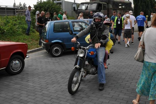 samochody i motocykle i ich kierowcy biorący udział w zlocie samochodowym