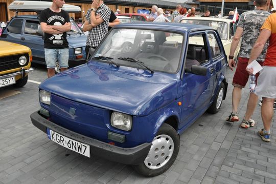 samochody i motocykle i ich kierowcy biorący udział w zlocie samochodowym