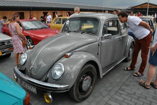 samochody i motocykle i ich kierowcy biorący udział w zlocie samochodowym