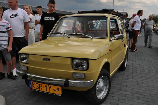 samochody i motocykle i ich kierowcy biorący udział w zlocie samochodowym