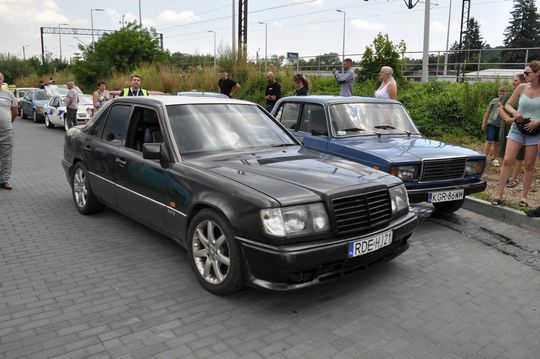 samochody i motocykle i ich kierowcy biorący udział w zlocie samochodowym