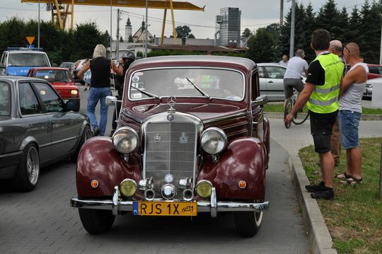 samochody i motocykle i ich kierowcy biorący udział w zlocie samochodowym
