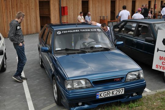samochody i motocykle i ich kierowcy biorący udział w zlocie samochodowym